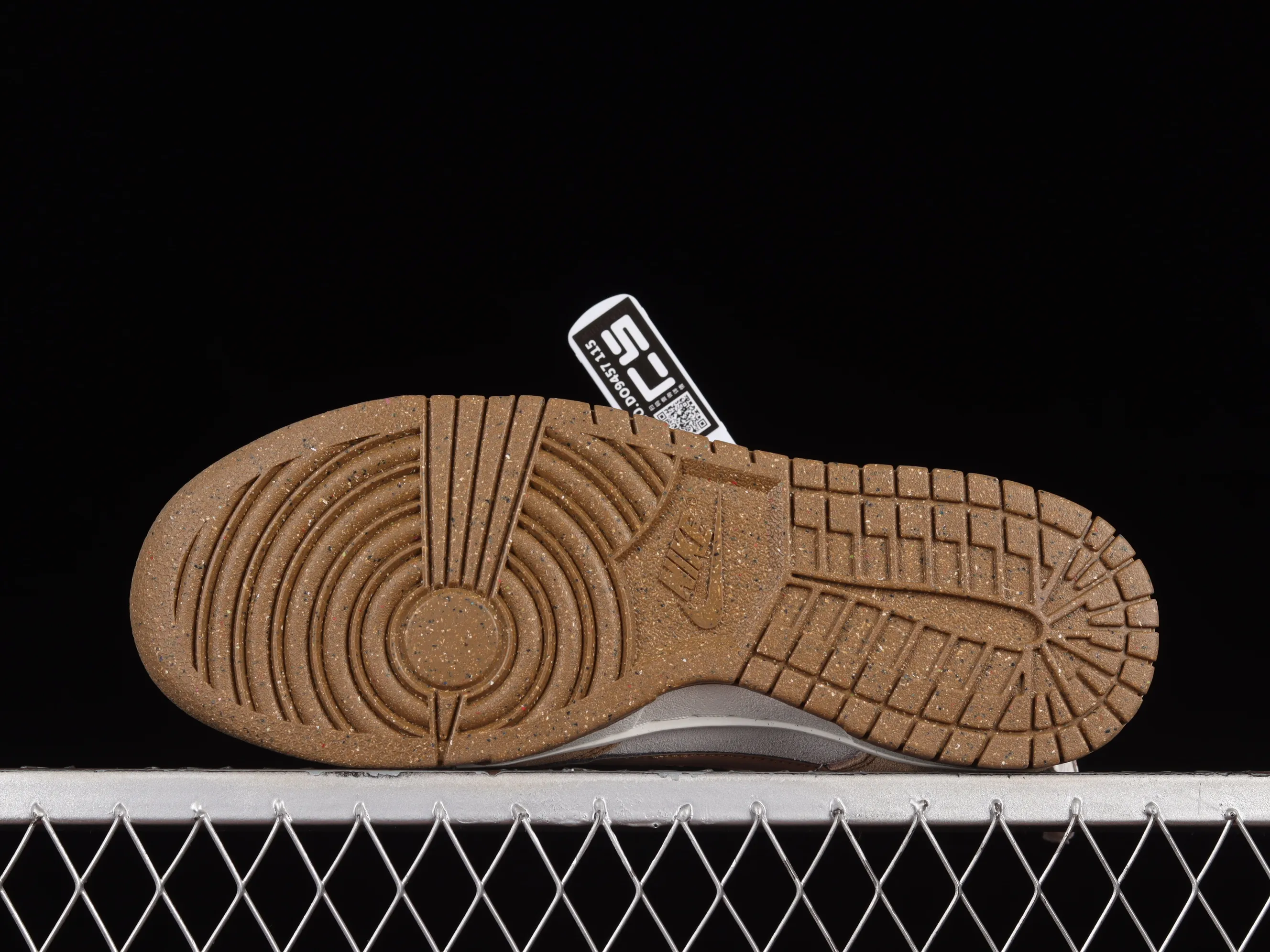 All Categories Nk SB Dunk Series Nk SB Dunk Low Low-top sneakers Nk SB Dunk Low "85" Khaki brown double hook SB low-top sports and leisure sneakers DO9457-115